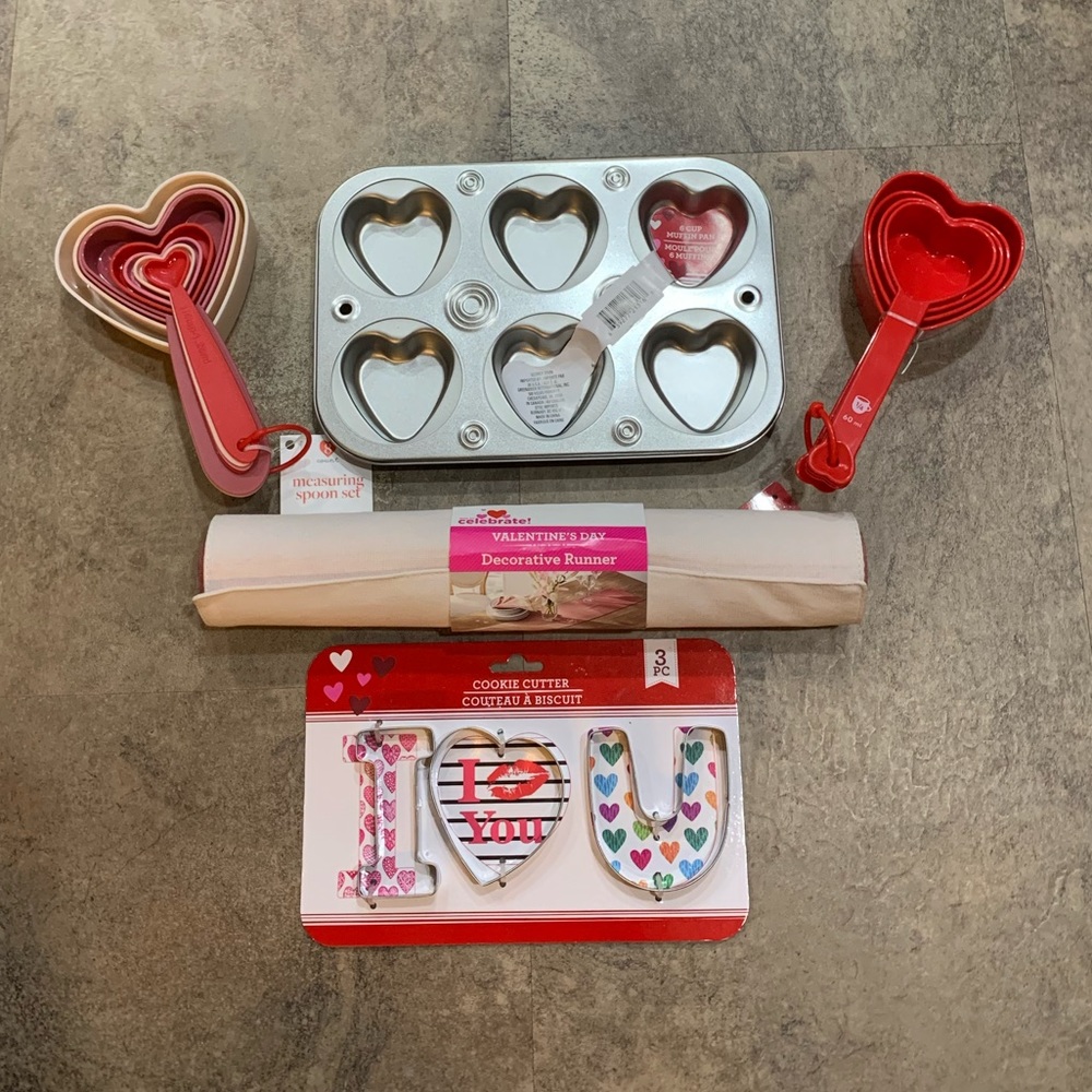 NWT Heart Bakeware Bundle